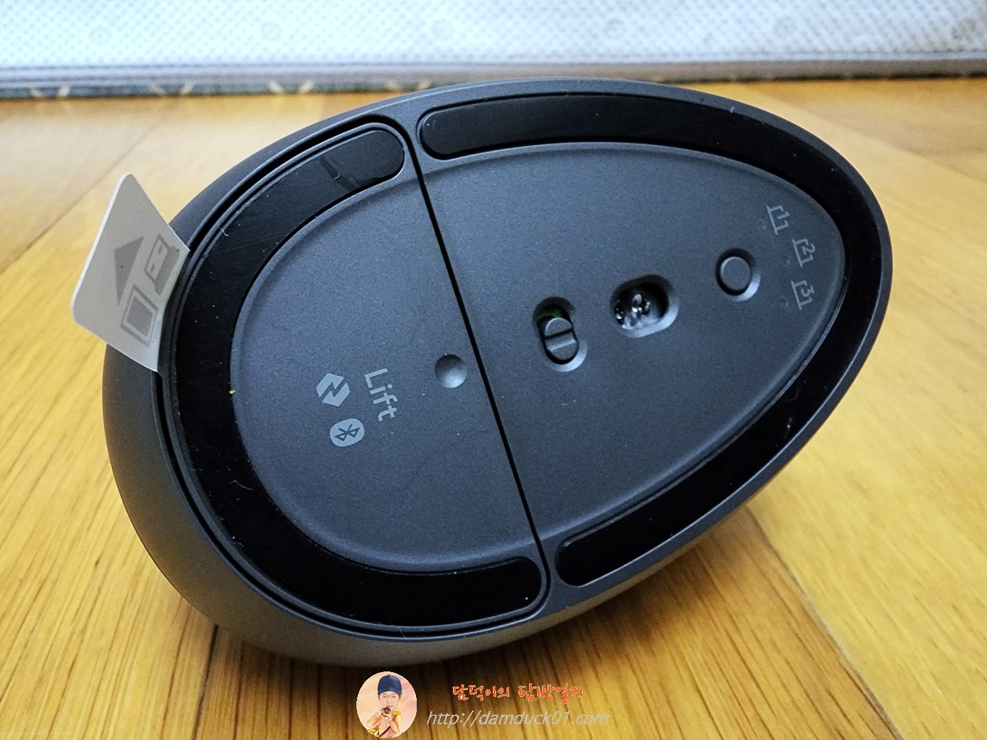 LIFT 인체공학 버티컬 마우스 바닥