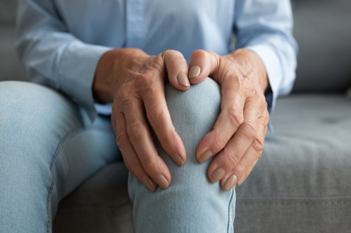 무릎 통증, 50대 이상 64%가 겪는 이유는?