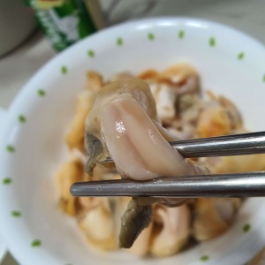 젓가락으로-집은-골뱅이