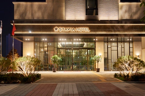 스타비아 호텔 정면 출입구 모습