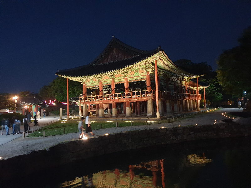 밤의 광한루, 조명에 의해 낮과 다른 느낌이다.