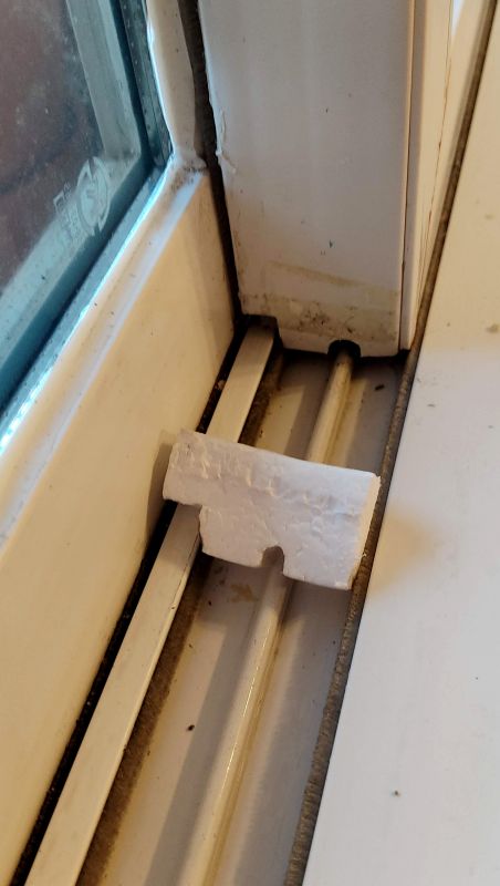 창틀에 턱을 따라 스트로폼을 잘라준모습