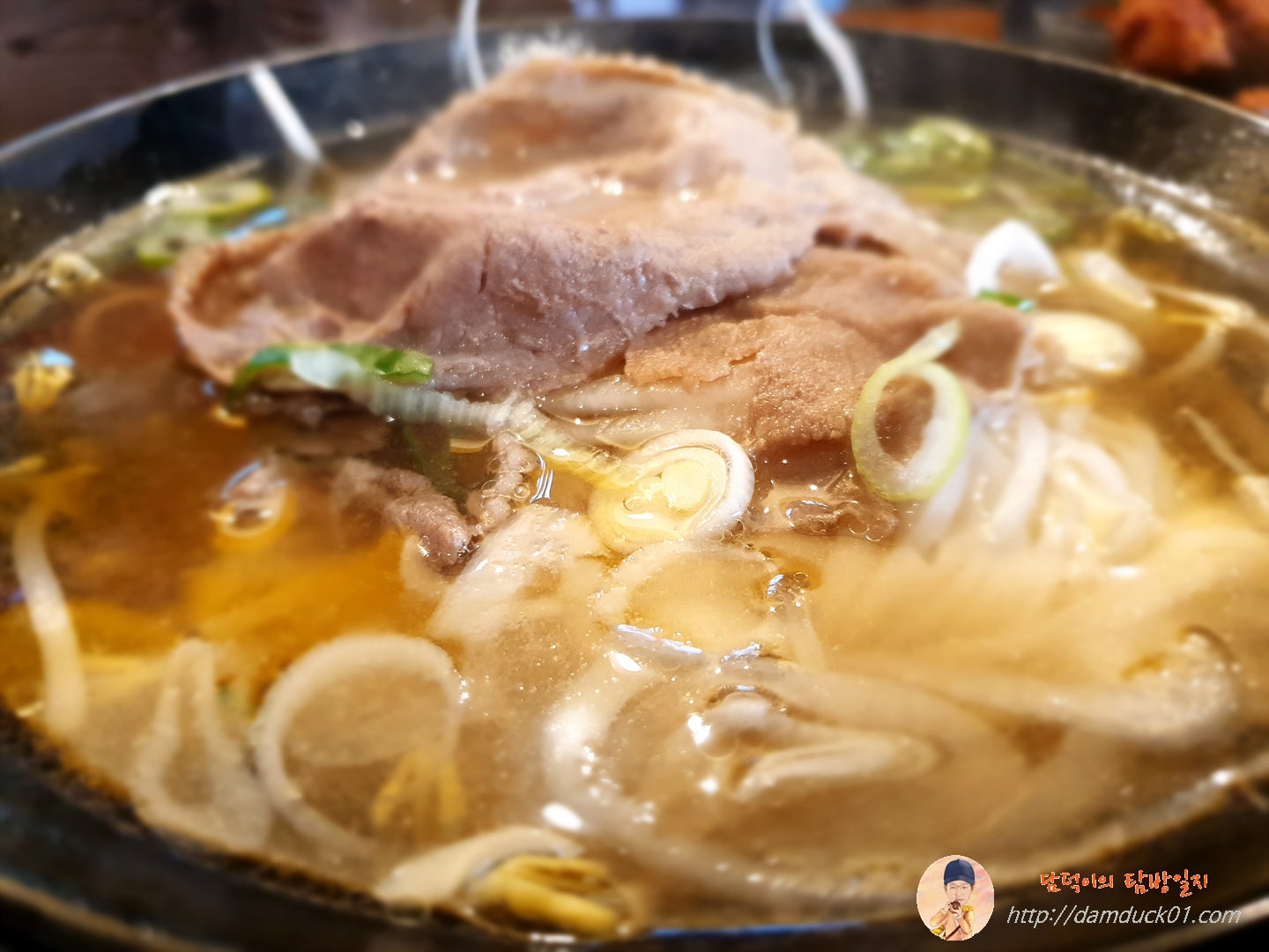 고기 크기가 꽤 큰 소고기 쌀국수