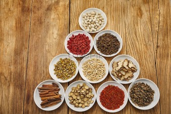 여러가지 한약재가 서로 다른 접시에 담겨져 있는 모습