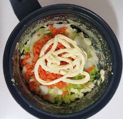 샌드위치 만들기 마요네즈 및 야채 섞은 사진