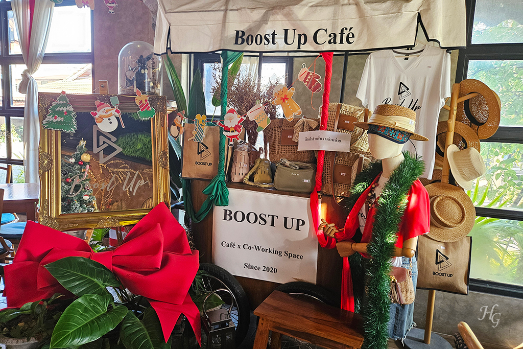 태국 깜팽펫 부스트업 카페 Boost up Cafe &amp; Co-working Space크리스마스 인테리어
