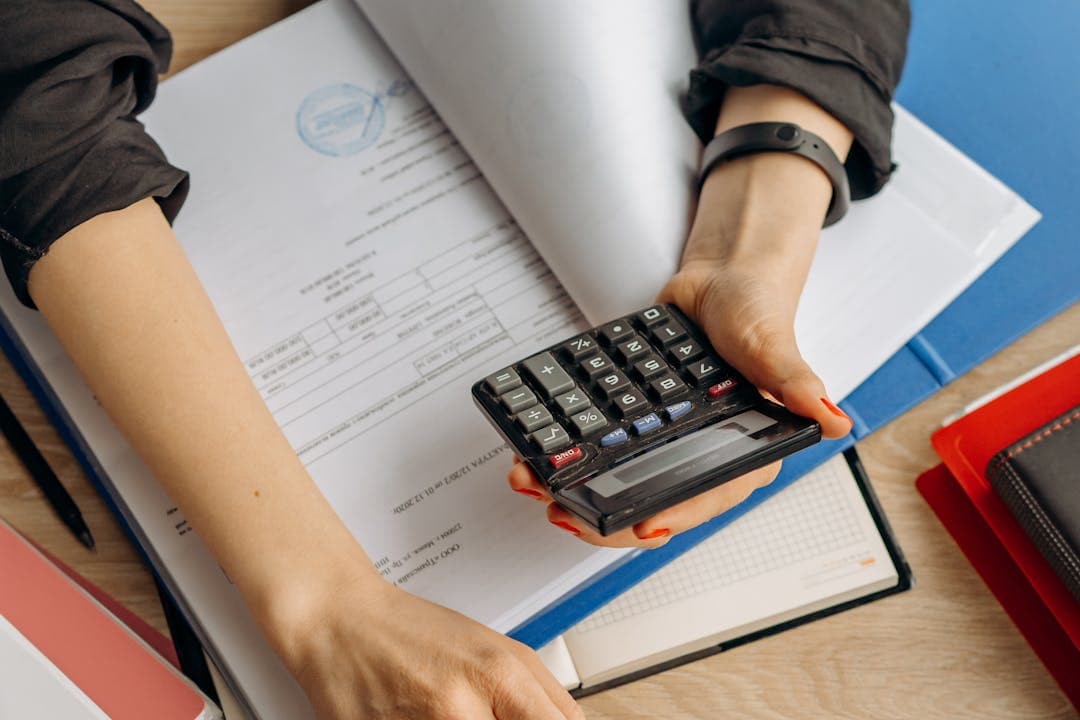 보험 청구서류와 계산기 – 실손보험 청구 준비 중인 모습