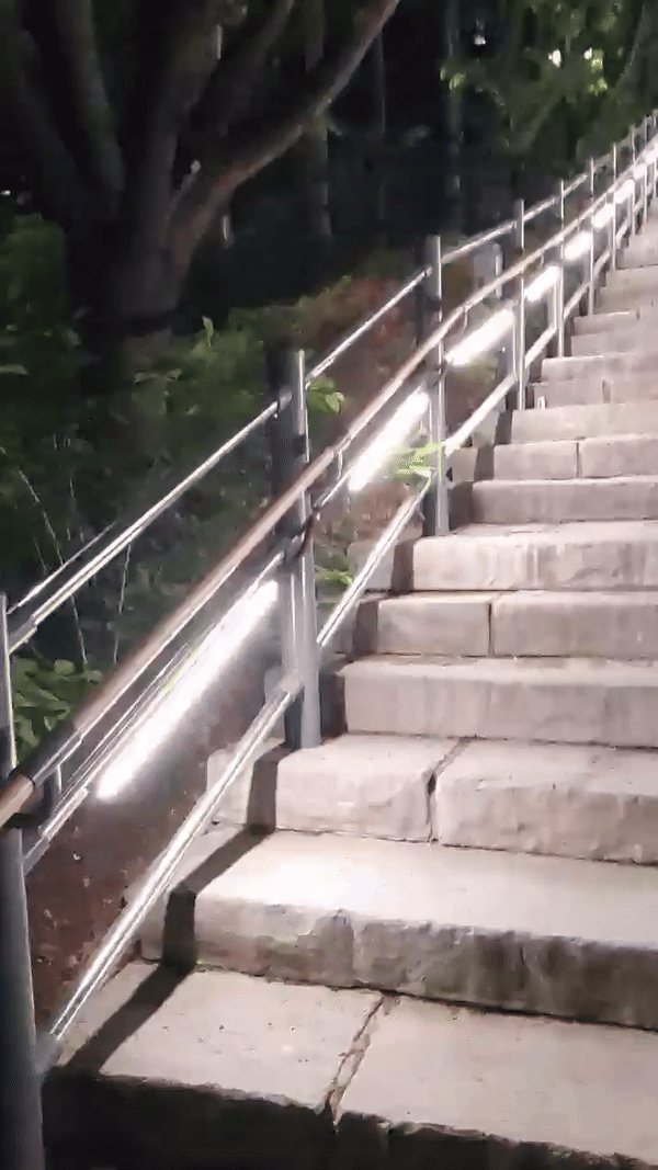 동네-공원-밤-계단-비추는-전등-설치