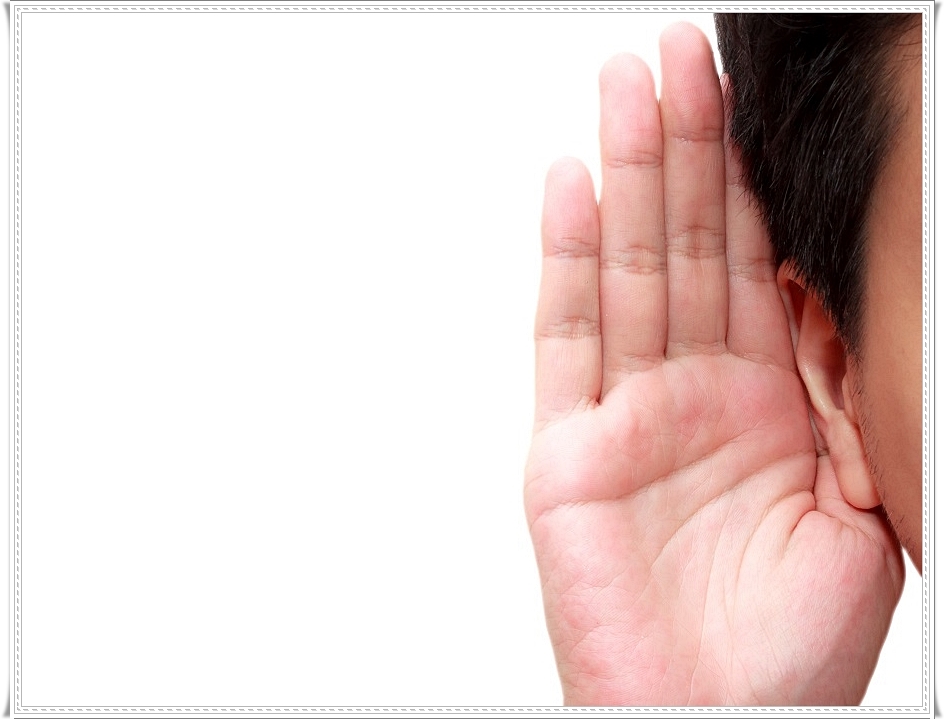 소리를 듣기 위해 귀에 손을 가져다 댄 모습