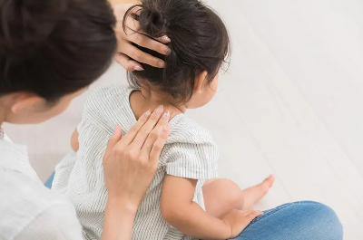 아이가 머리를 간지러워 하는 원인