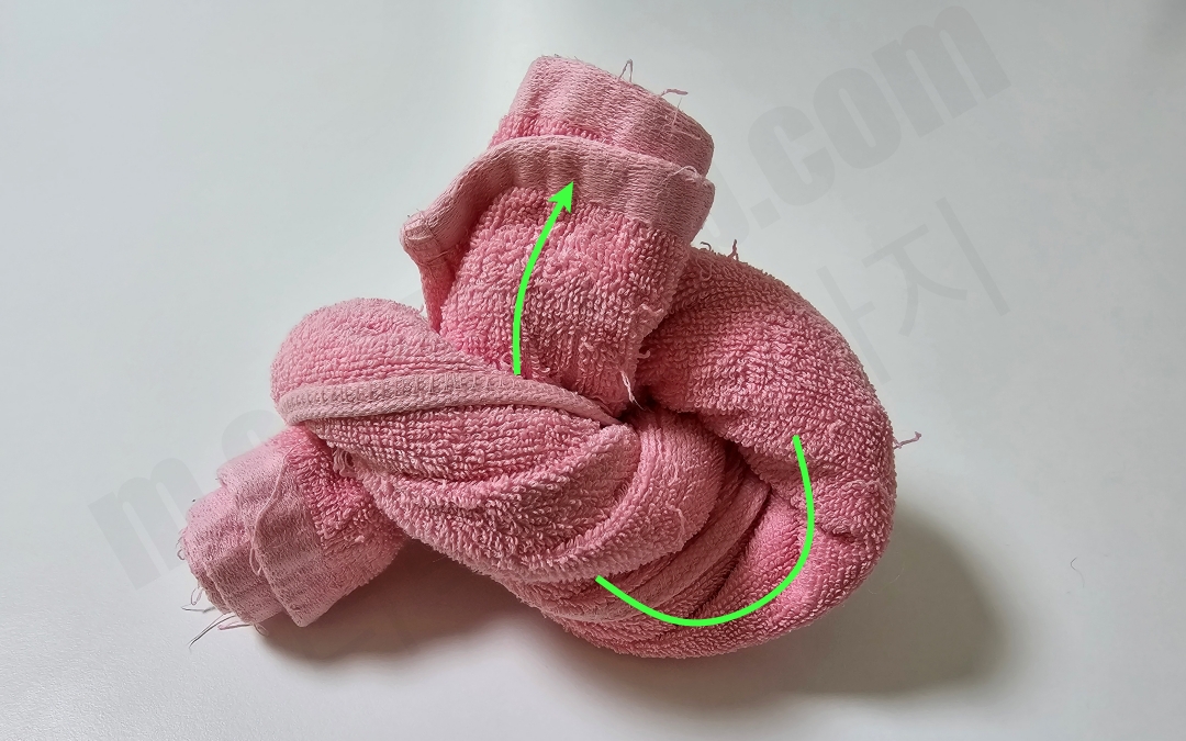 수건으로 만든 꽈배기 모양 노즈워크