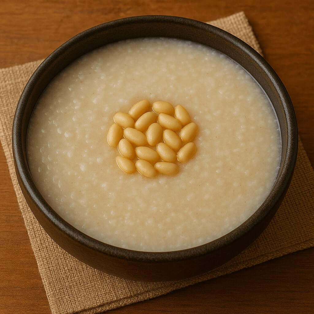 부드럽게 잘 끓여진 잣죽 한 그릇