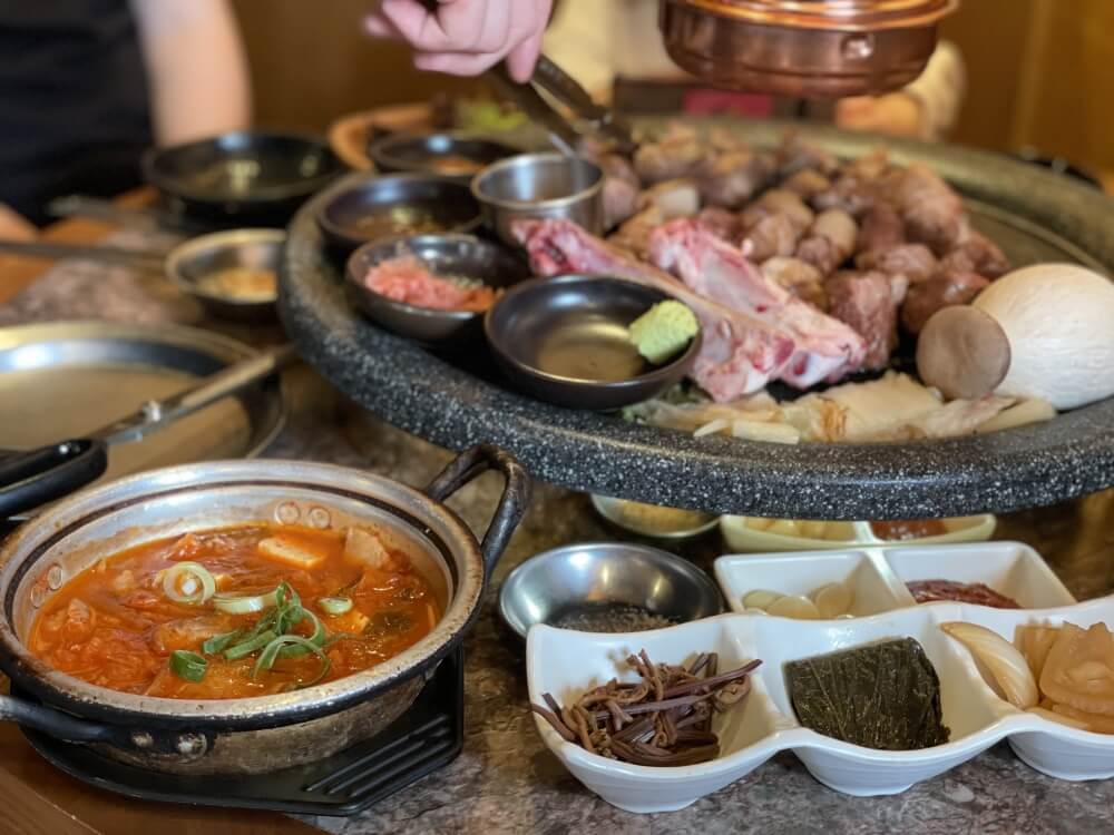 숙성도-노형-본점-뼈목살-굽는-모습