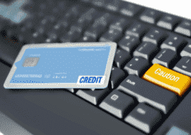 키보드 위에 놓여 있는 신용카드