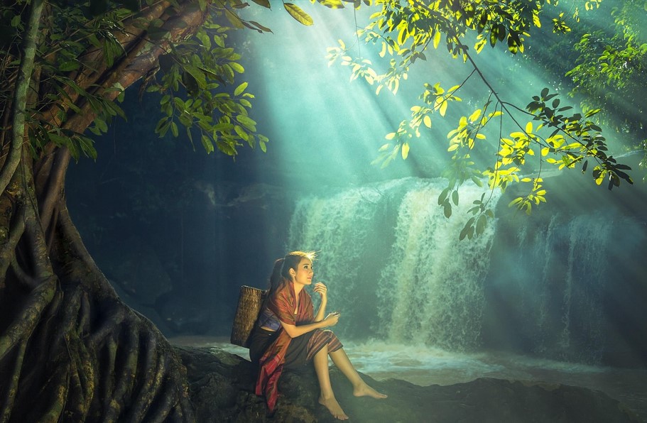 시원한 숲 속 큰 나무 그늘에서 아름다운 여인이 앉아 휴식을 취하고 있는 그림