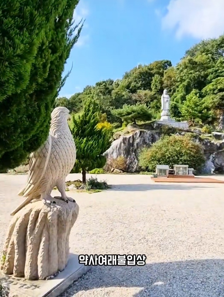 반야사 경내 독수리 조각상과 약사여래불입상 사진