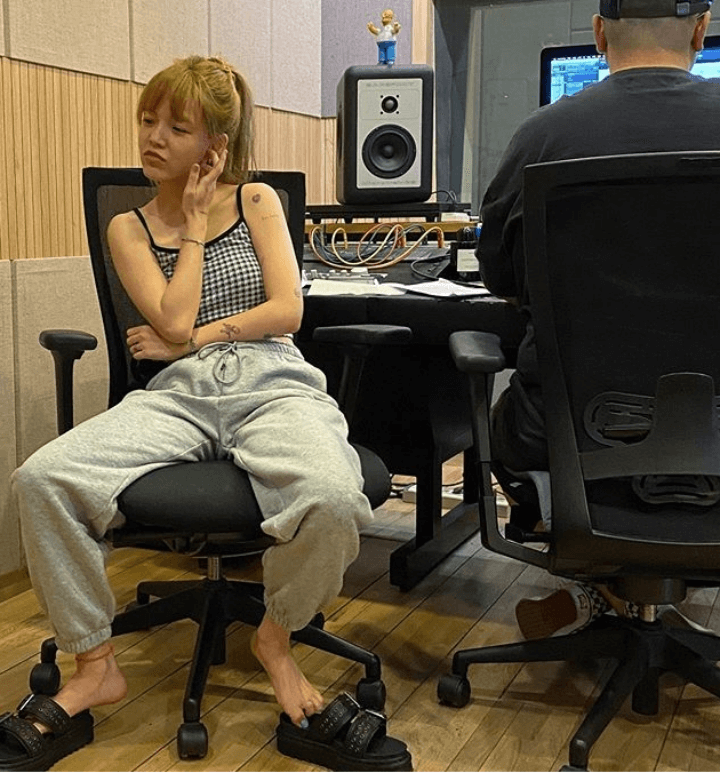 AOA-전멤버-신지민-맨발-슬리퍼-녹음실