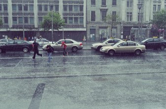 장마철 교통안전 팁! 비 오는 날 꼭 지켜야 할 보행자&middot;운전자 수칙