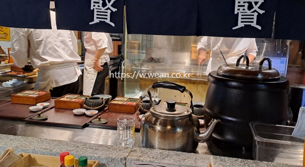 장어구이를 조리하고 있어요.