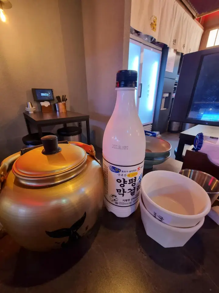 막걸리를 시키면 주전자도 함께 내어줍니다