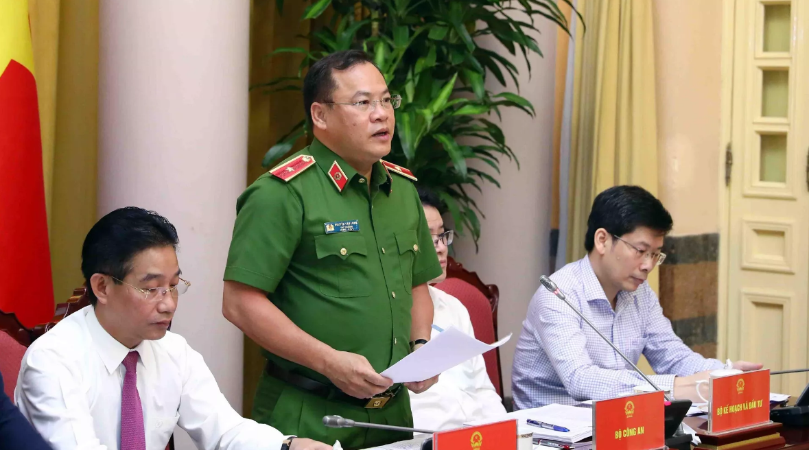 기자회견장에서 공안부 차관이 경찰과 군인의 정년에 관한 내용을 말합니다.