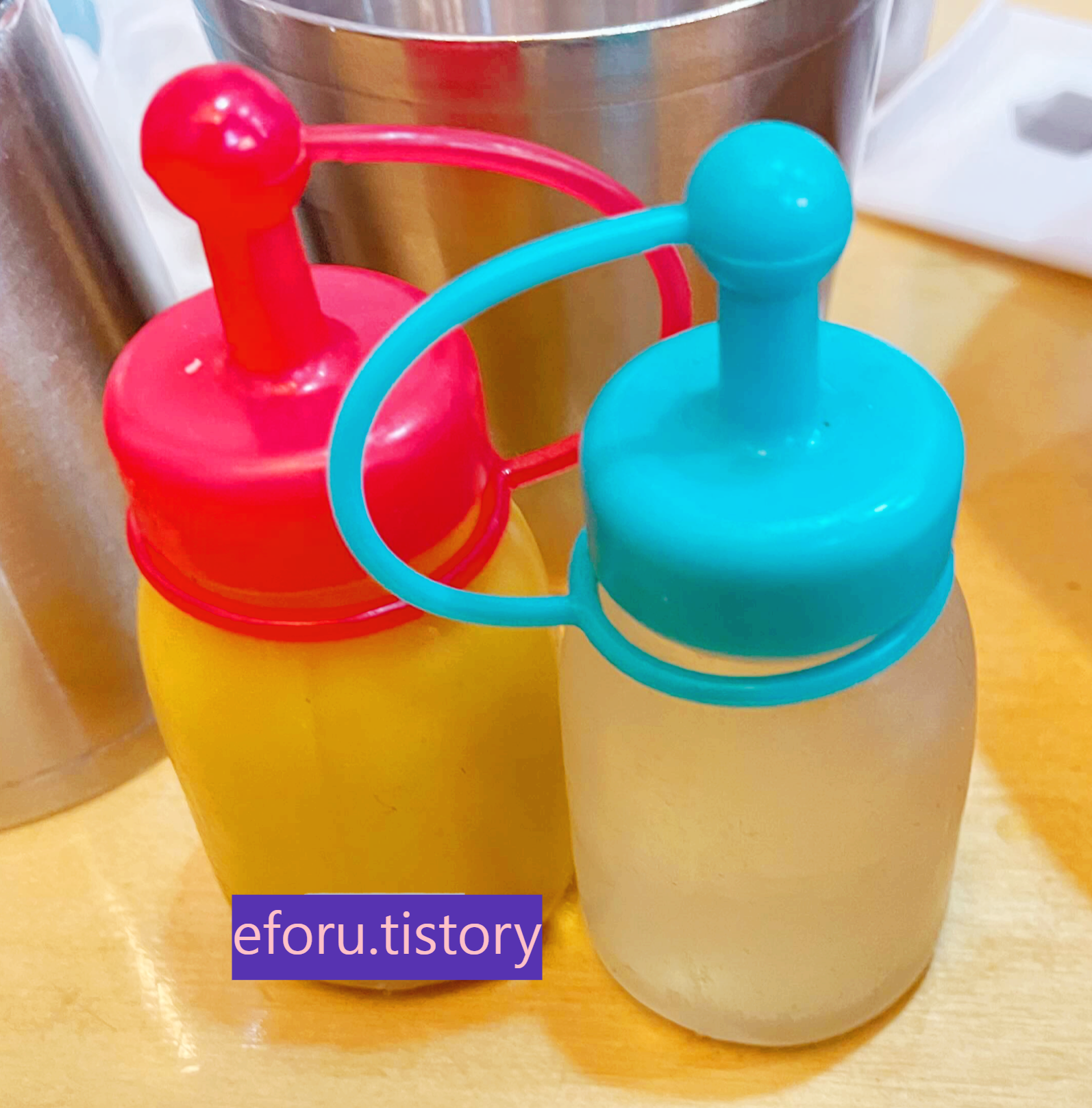 겨자소스와 식초가 담긴 양념통이 5cm ㅈ어도의 높이로 앙증맞다.