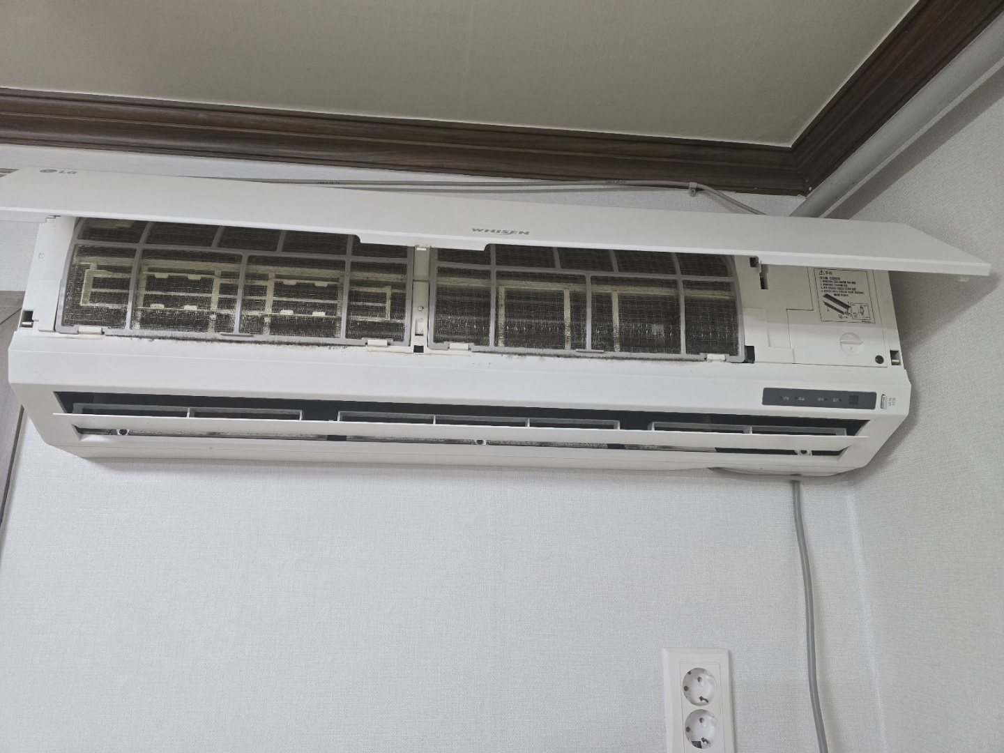 LG 휘센 벽걸이 에어컨; 2012년 제조, 11평용 모델 : S-Q117BAW