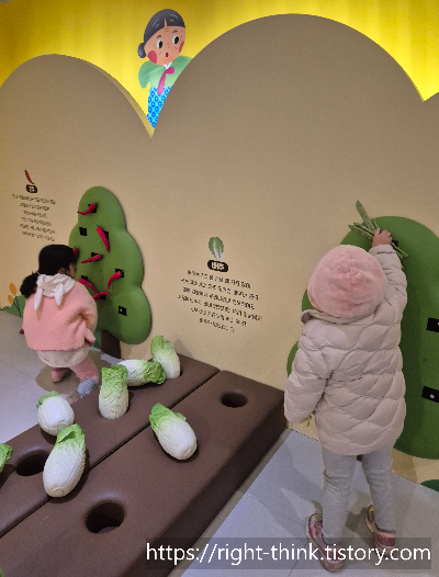 옹기박물관 2층 발효음식 만드는 재료 모형