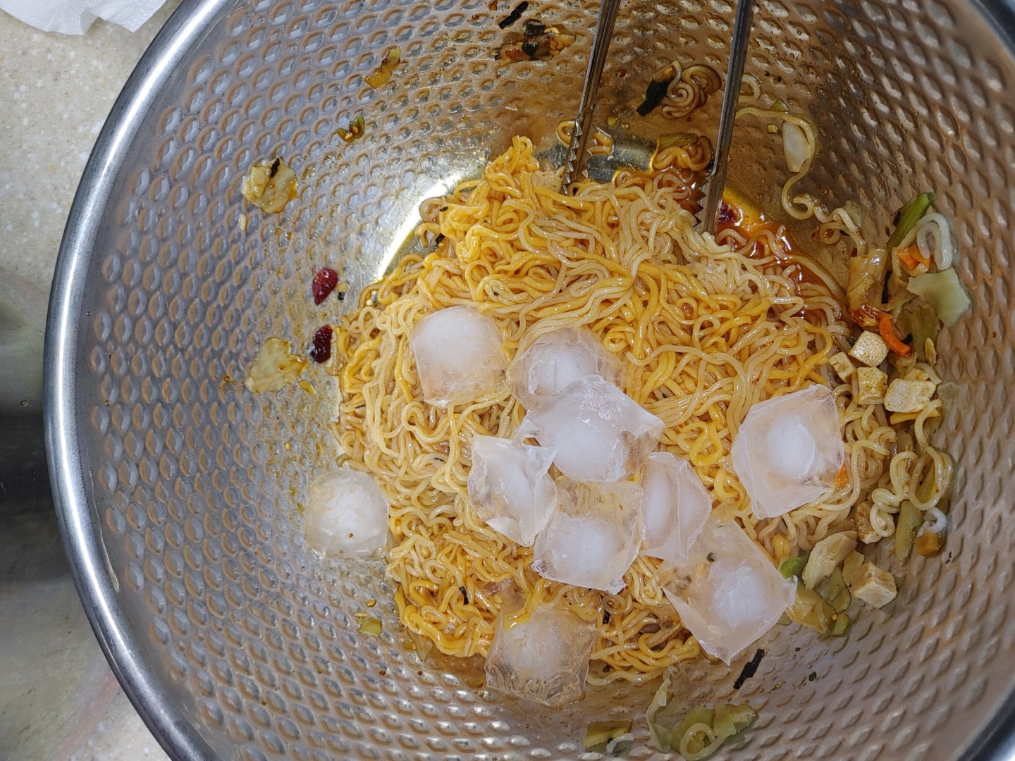 얼음넣고 더 쫄깃하게 면을 만들어서 먹자.