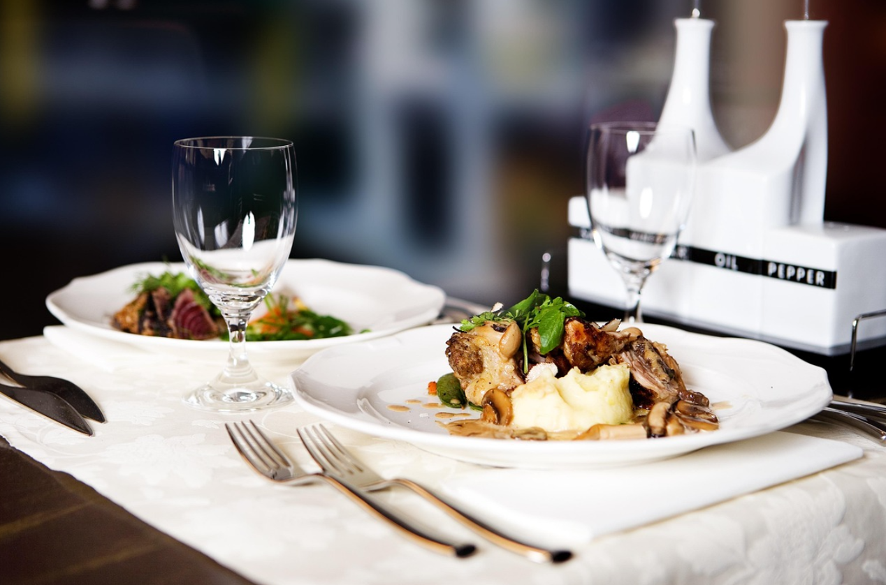 식탁위 접시에 맛있는 음식이 담겨있다