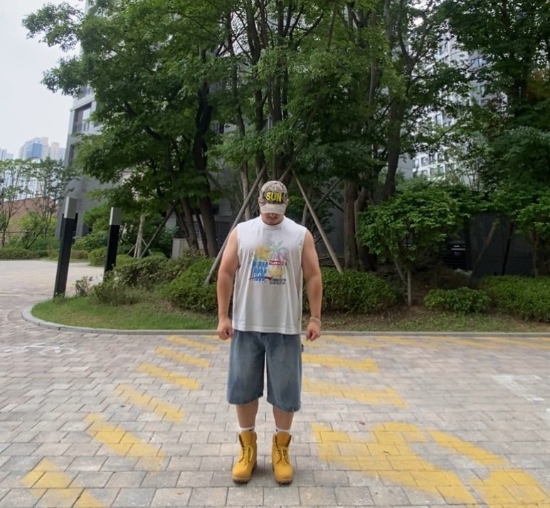데일리룩('26. 8. 1.)블루썬플라워 SUN 카모 밀리터리 볼캡, 코드그라피 빈티지 민소매 나시 슬리브리스, 디미트리블랙 버뮤다 데님 팬츠, 나이키 양말, 팀버랜드 6인치 부츠
