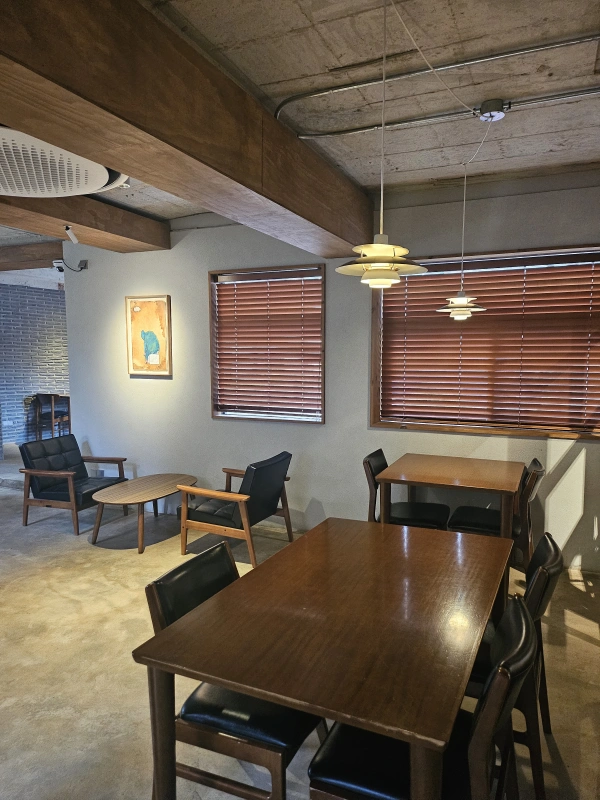 모모스본점-1층카페-탁자3개-의자7개-조명