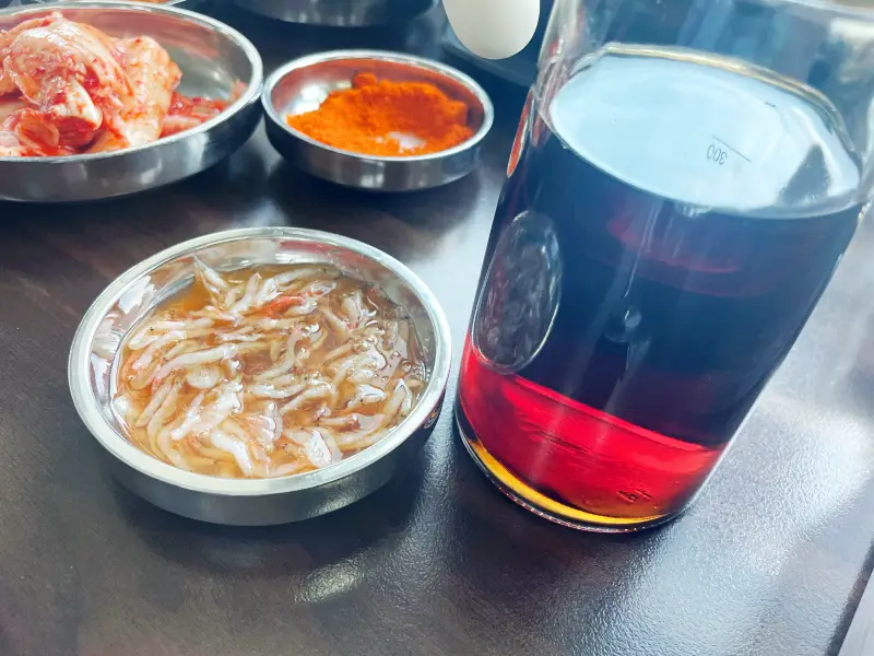 새우젓과 간장소스를 같이 혼합해서 만든모습 종지그릇에 새우젓과 간장이 담겨있는 모습