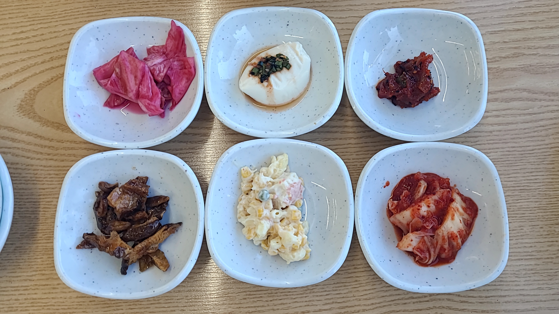 밑반찬6가지-양배추피클-연두부-오징어젓갈-표고버섯탕수육-마카로니샐러드-배추김치