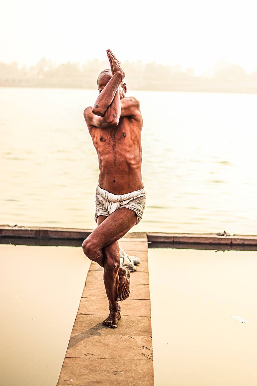독수리 자세(Garudasana) – 균형·집중·어깨·고관절을 동시에 사용하는 전신 밸런스 아사나