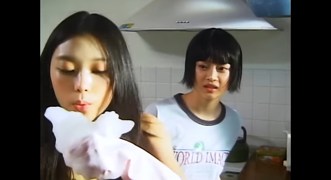뉴진스 - 버블검 뮤비 캡처 1