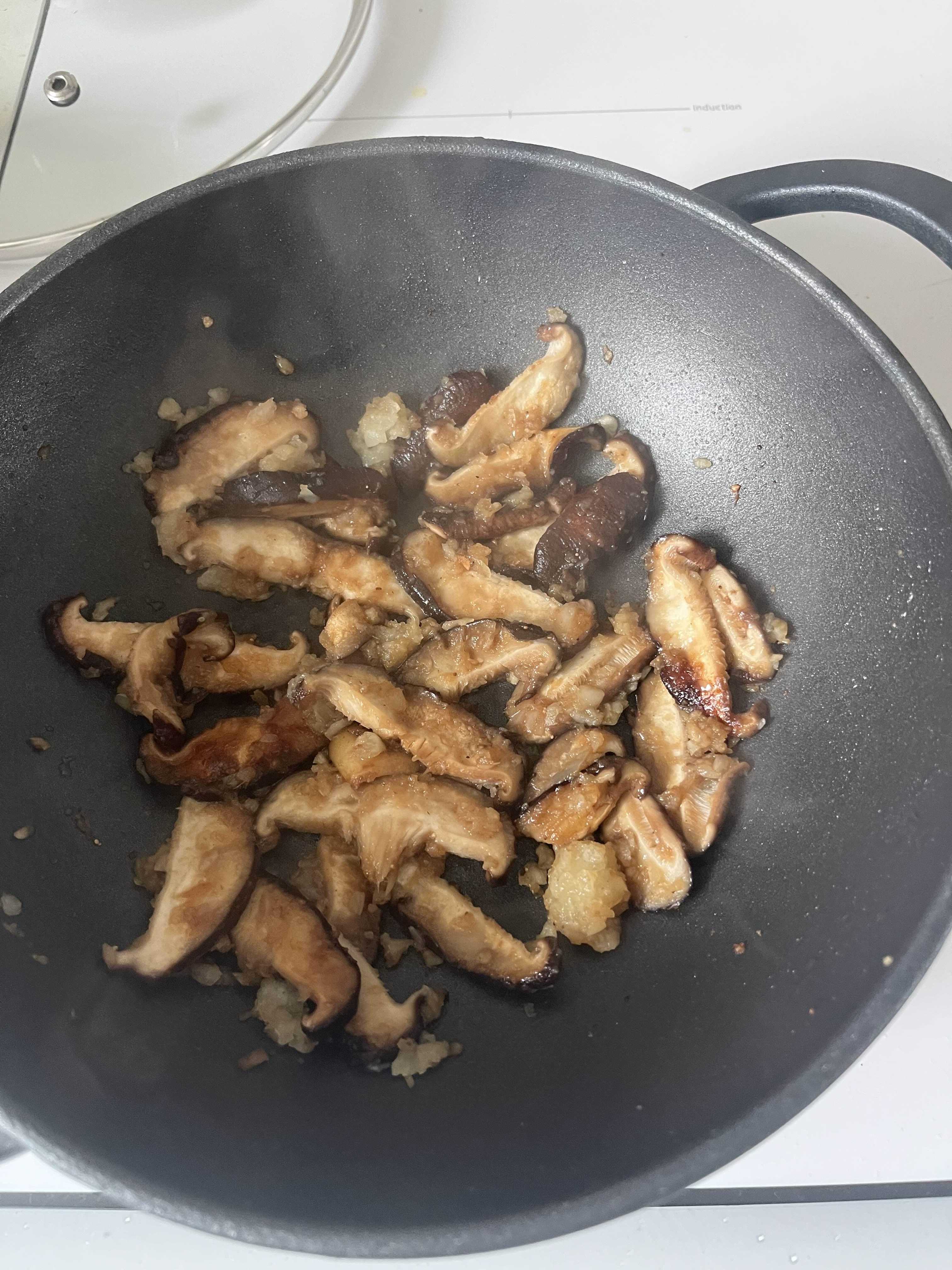 버섯과 마늘 볶기 완료