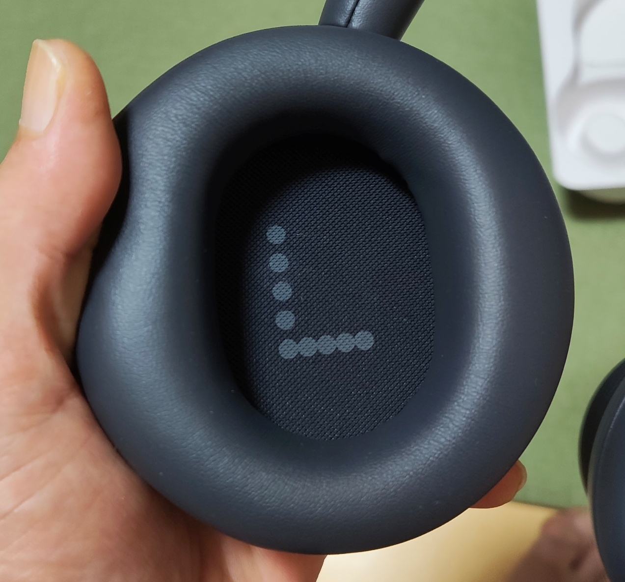 이런 디테일이 감동!
이어컵 안쪽에 왼쪽(L) 표시가 낫싱 특유의 도트 디자인으로 새겨져 있어요.