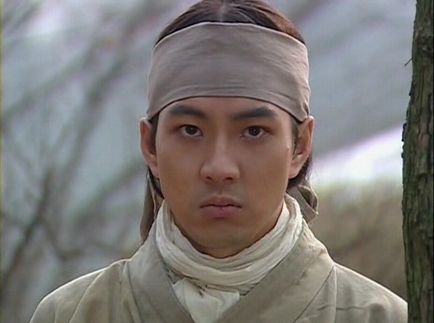 깨진 청자와 흙을 매만지는 손, 유산과 창조, 변화의 의미를 담은 상징적 드라마 포스터 이미지