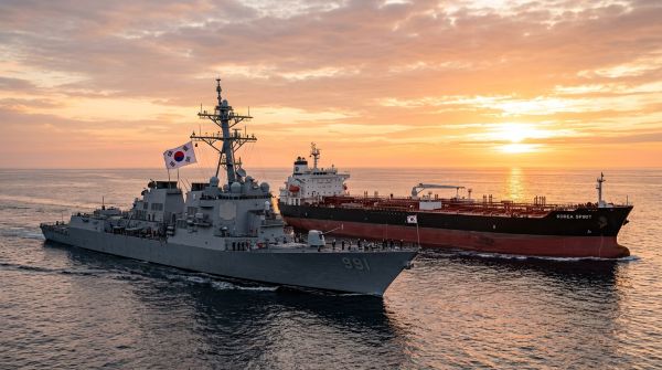 호르무즈 해협에서 유조선 호위임무를 수행중인 대한민국 이지스구축함 세종대왕함