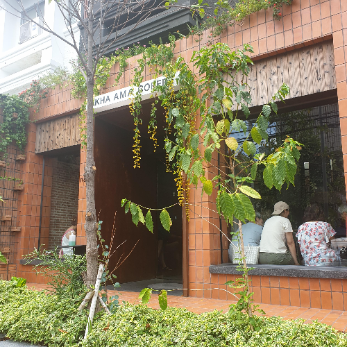 치앙마이 카페 투어 ① : 올드시티 카페 (AKA YAMA 프라싱)_AKA YAMA 외부_적색 벽돌_창가에 앉은 사람들