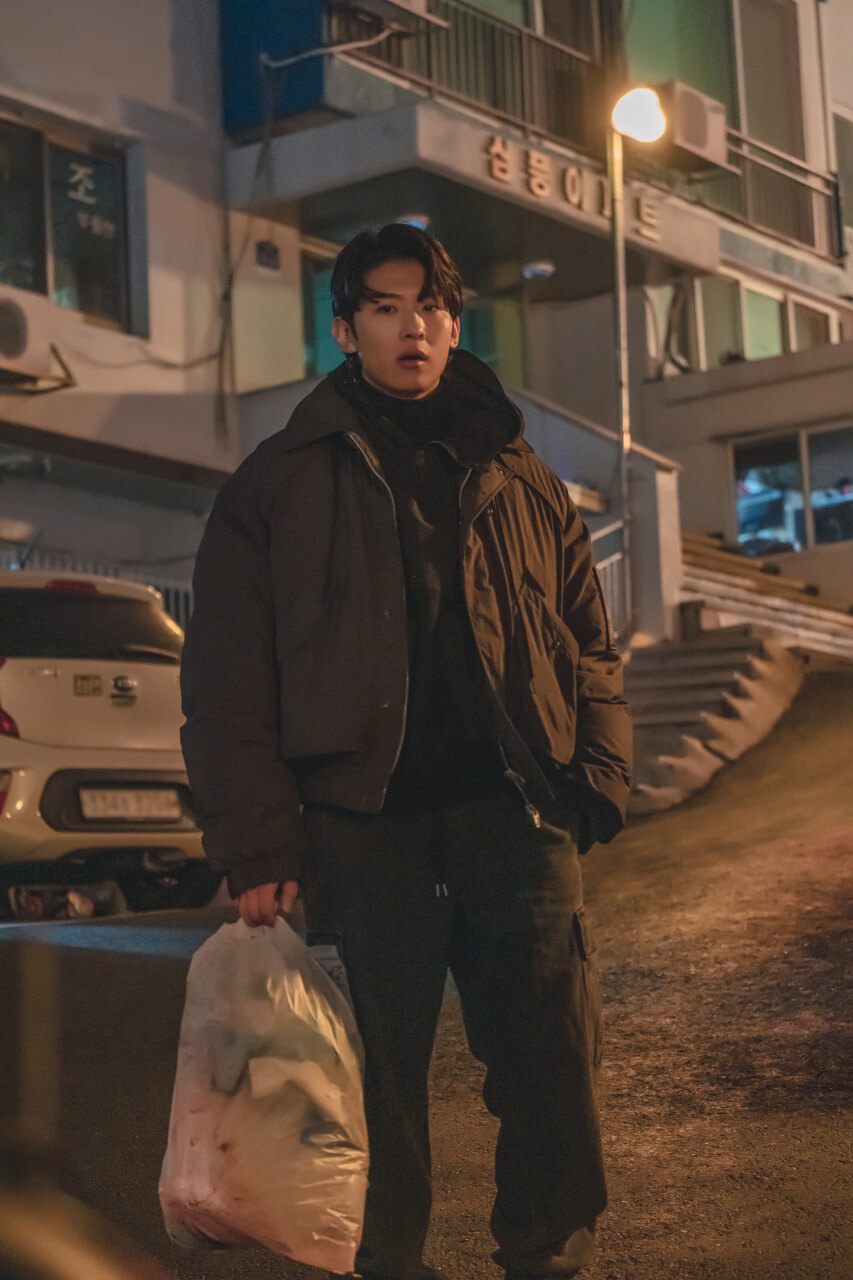 배달한 여성의 집에서 여자가 버려달라고 한 쓰레기 봉투를 들고 있는 동인