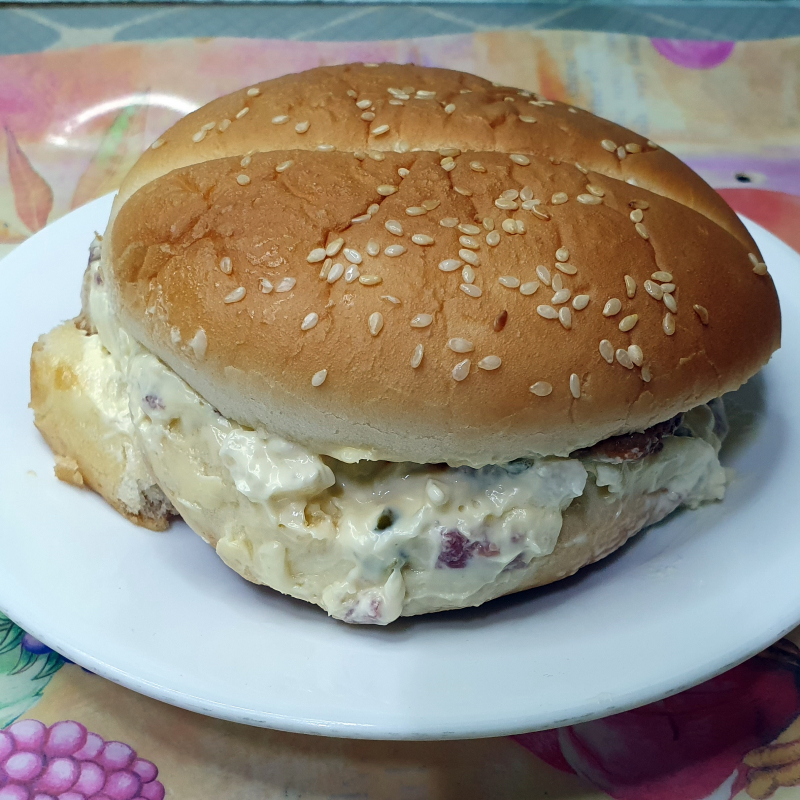 빵 옆으로 새어나오는 맛있는 소스