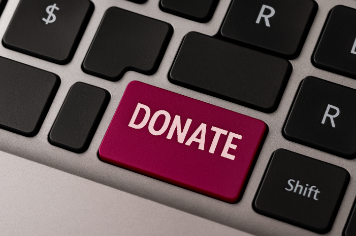 기부(Donate) 키가 강조된 노트북 키보드 이미지. 기부를 디지털 방식으로 표현한 상징적인 사진.