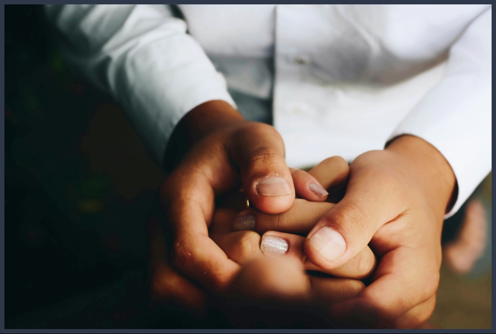 손 잡고 있는 사람