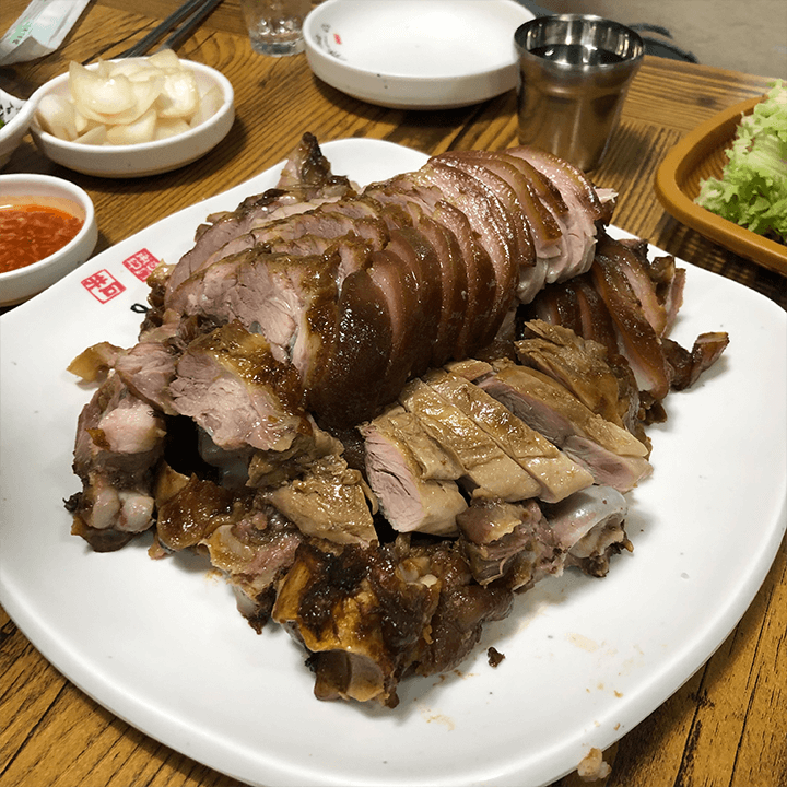 접시에-담겨져-있는-족발-사진