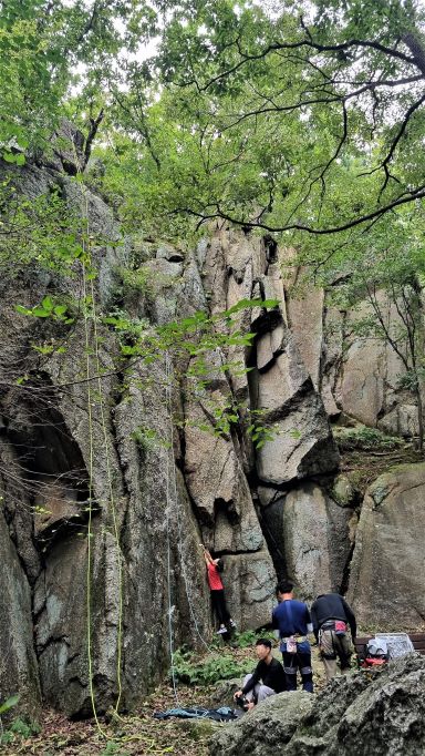 암벽타기 점검 중, 나성 3, 여성 1, 세로 사진, 절벽에 걸쳐 있는 자일 4 줄,