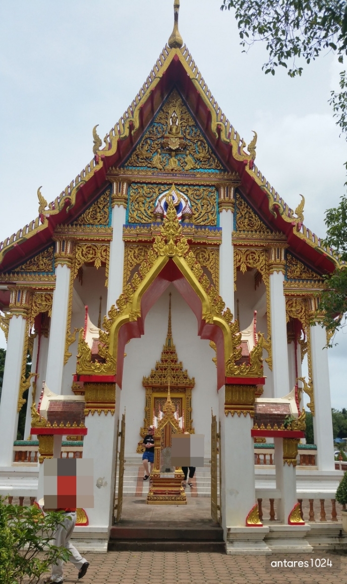 화려하고-금박과-붉은-색으로-꾸며진-사원-전경