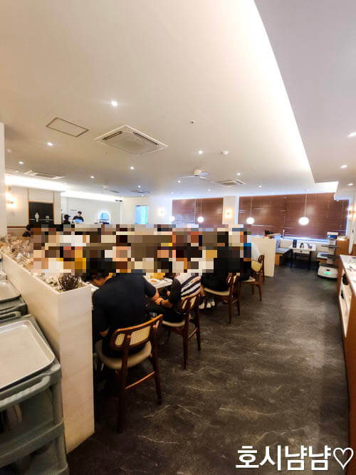 하남 코다리덕장 실내 전경, 점심시간 만석인 모습