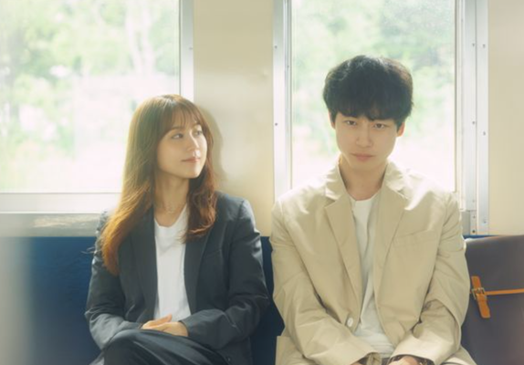 달리는 기차 창가에 앉아 나루세 바라보며 유스케와 함께 있을 때의 미솝를 짓게 되는 주인공 사에코